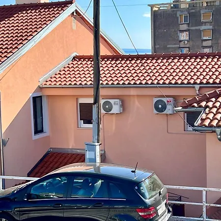 Sweet Living In Apartment